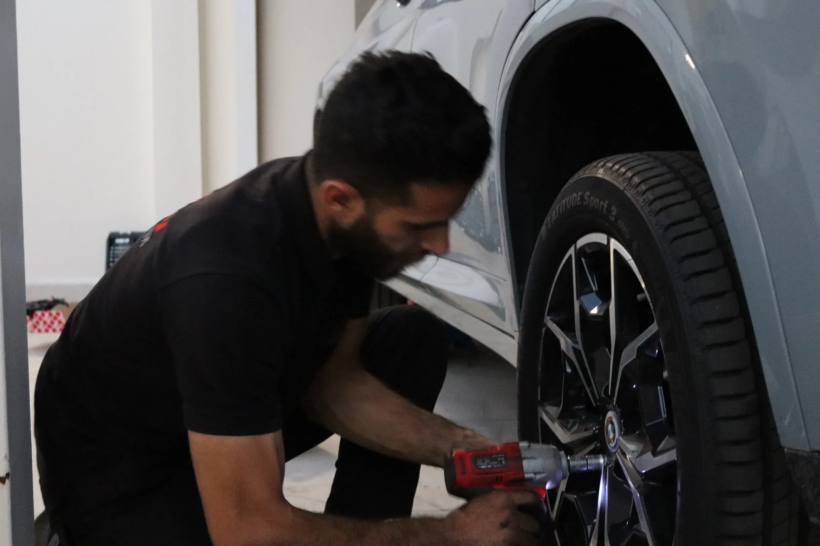 Mobile Car Battery Qatar technician performing Battery Car on-site