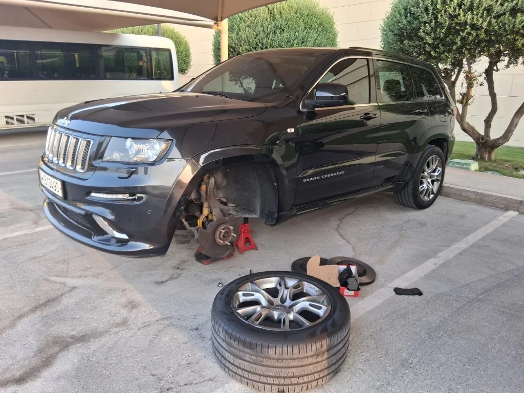 Mobile Car Battery Qatar technician performing Battery Pickup on-site